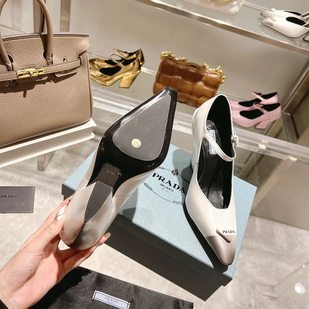 👟👟Ex-factory price 600👟👟 🏧🏧 PRADA ²⁰²²𝐬𝐬Prada’s new product, prada22/23ss “T-stage show style”, the most popular large block heels and wedge-heeled shoes in the ordering conference, (original top-grade open-edge beaded cowhide leather, 3D electronic spray painting color effect. 2 styles are grandly launched.) ——————————————————❣️ The 2022S/23S PRADA autumn and winter new styles are so good-looking. Internet celebrities from all over the world have planted popular models, awakening the imagination of skirt trains, corset ribs and corset curves, streamlined to the extreme ~ super hot series of hot products, iconic logo small leather bag with buckle.  Prada spring 2022's latest electronic inkjet technology, coupled with a small square toe, allows the autumn and winter models to evolve the same look, showing two different styles through different makeup, hair and body shapes with 8.5cm thick heels. Autumn singles and boots are equally charming, and the styles presented are also wonderful!  This season's Prada styles are simpler in design than before. They don't deliberately pursue a trendy or sporty feel. The overall look is natural, and the colors are not too bright. They are so beautiful when paired with a large pointed wedge heel. 😋The original shoes are developed and purchased from Italian counters, and are reproduced 1:1 according to the original taste. The sloped block heel and concave and convex shape are the same as the original. 💛❤️ ⚛ Mixed sheepskin lining is breathable and comfortable, genuine leather outsole ⚛Ready for sale Size: 35-39 (40 customized) ⚛Multiple colors, all official colors can be produced.